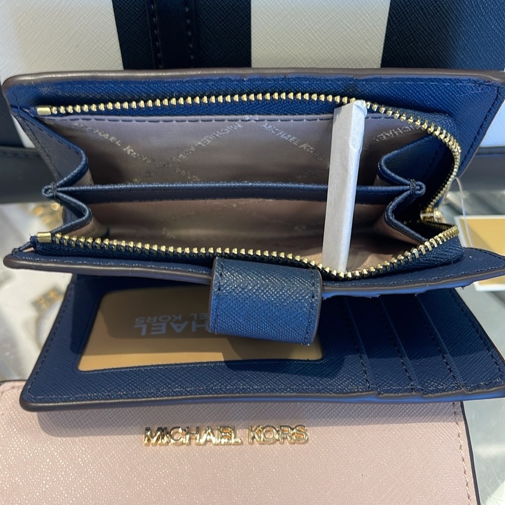 MICHAEL KORS
Medium Jet Set Travel Crossgrain Leather Bifold Zip Wallet
Navy
NWT - Picture 6 of 16